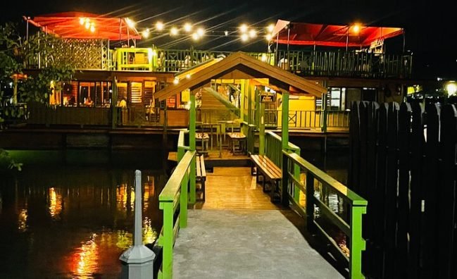 Houseboat Restaurant and Grill for Dinner Private Transportation